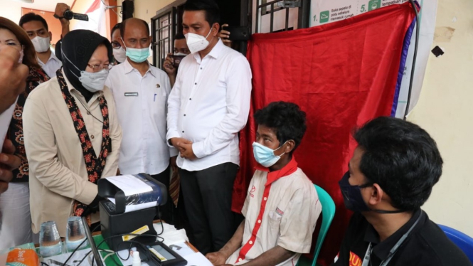 Menteri Sosial Tri Risamaharini saat meninjau perekaman data NIK-eKTP warga KAT Suku Anak Dalam (SAD) di balai Desa Simpang Jelutih, Kabupaten Batanghari, Provinsi Jambi, Rabu (10/3/2021).