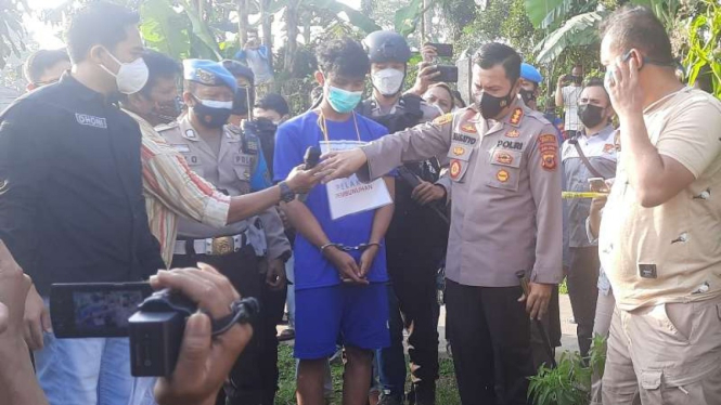 Polisi merekonstruksi pembunuhan secara sadis dua wanita di lokasi berbeda di Bogor, Jawa Barat, Kamis, 11 Maret 2021.