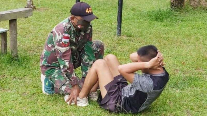 VIVA Militer: Letda Inf Ali Mustofa membina pemuda asli Dayak 