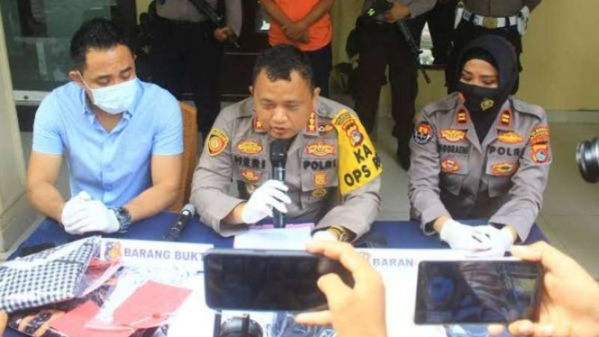 Kepala Satuan Reserse Kriminal Polresta Mataram Kompol Kadek Adi Budi Astawa berbicara tentang kemungkinan menghentikan penyidikan kasus pencabulan anak kandung oleh mantan anggota DPRD Nusa Tenggara Barat.