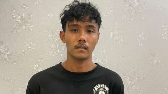 Muhamad Rian, tersangka pembunuh dua wanita muda di Bogor, Jawa Barat, yang polisi sebut sebagai pembunuh berantai seperti dalam film serial Killer, sesaat setelah ditangkap dan ditahan Kamis, 11 Maret 2021.