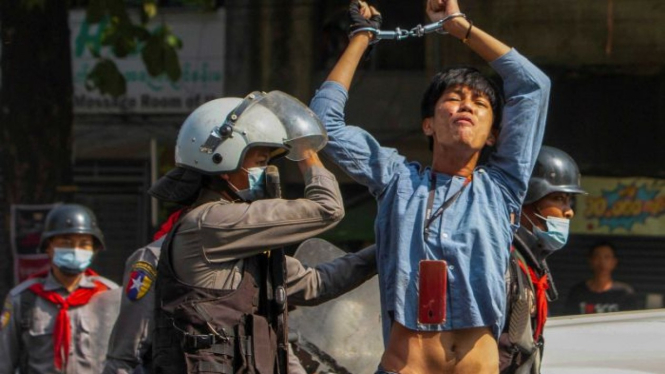 Polisi dan militer di Myanmar menggunakan senjata untuk membubarkan unjuk rasa damai yang digelar di kawasan Dawei.