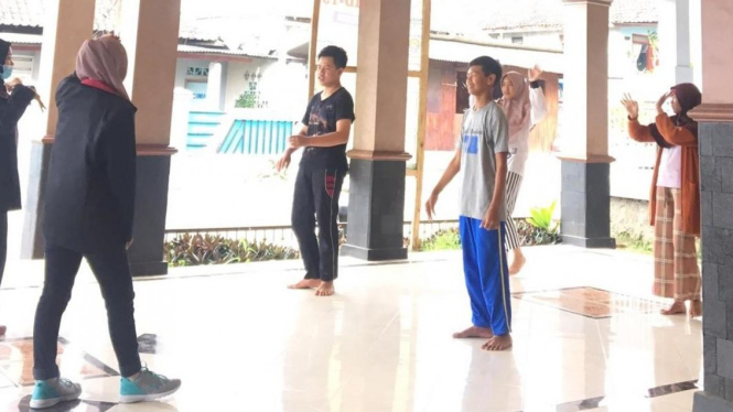 Dokumentasi saat melakukan pelatihan menari bersama anak Desa Ketindan (11/03//2021)