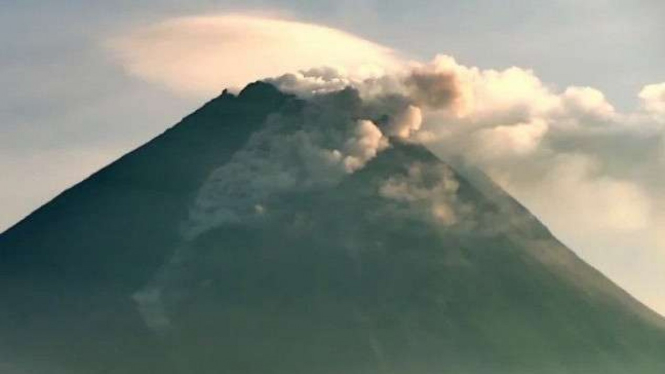 Gunung Merapi meluncurkan awan panas guguran, Jumat, 12 Maret 2021 pagi.