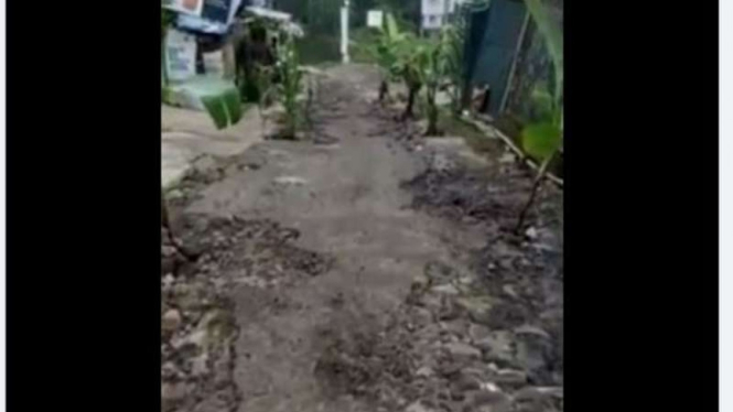Foto unggahan viral guru soal jalan rusak ditanami pohon pisang