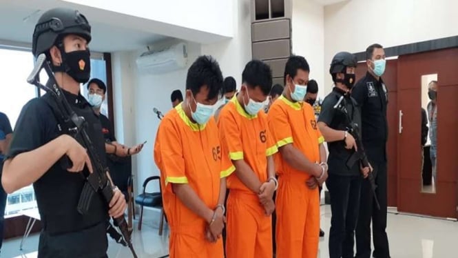 Pelempar kepala anjing dan sebilah pisau ke rumah pejabat Kejaksaan Riau