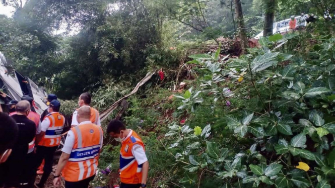 Kecelakaan bus di Tanjakan Cae Jalan Raya Wado-Malangbong, Sumedang.