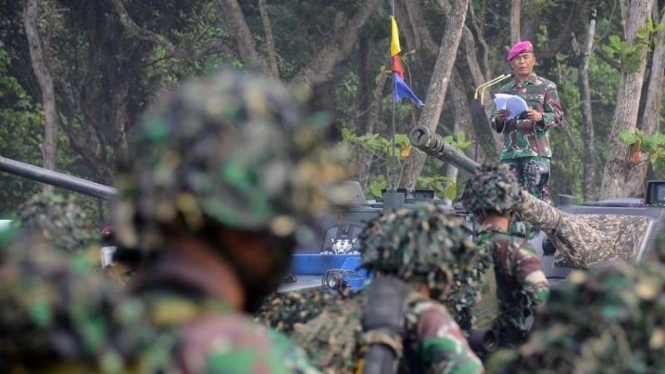 VIVA Militer: Dankormar Mayjen TNI Suhartono di Pantai Baruna, Malang Selatan