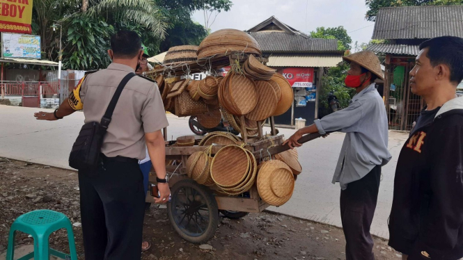 Penjual Anyaman Bambu Keliling di Depok