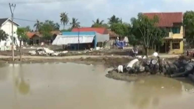 Lokasi rumah warga terdampak banjir Bekasi masih kubangan dan belum teratasi.