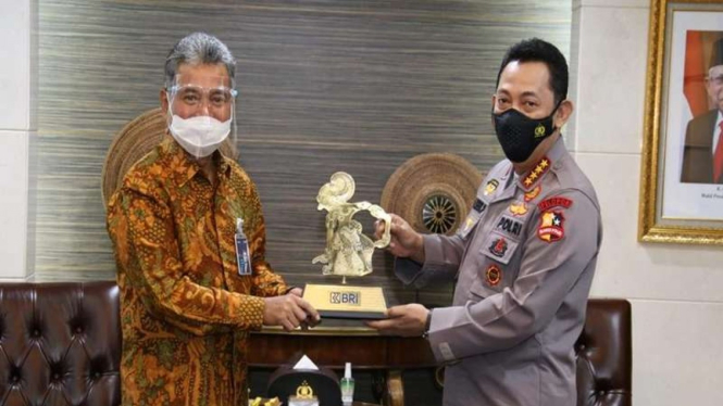 Kapolri Jenderal Listyo Sigit Prabowo bersama Dirut Bank BRI Sunarso