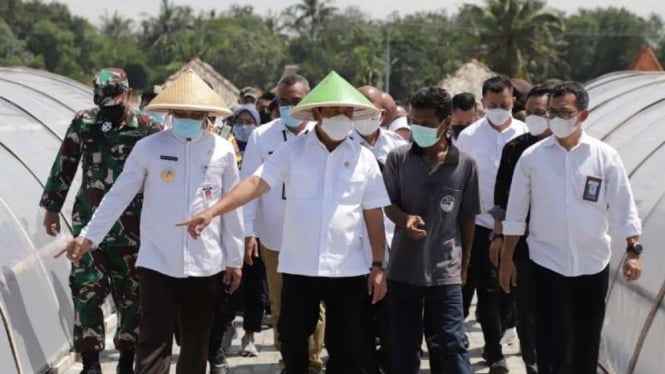 Menteri KKP Sakti Trenggono kunjungi terowongan garam.