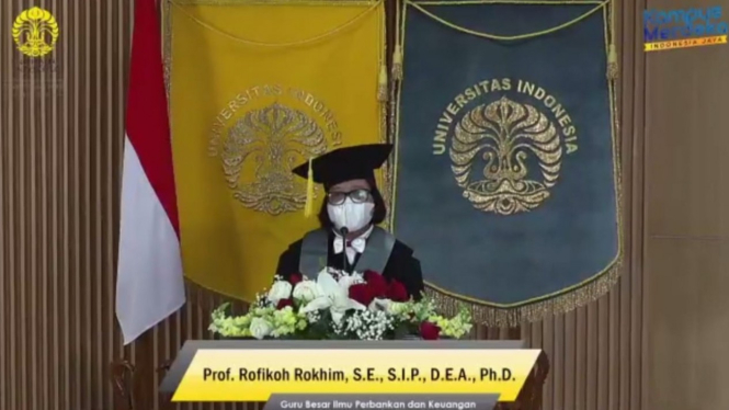 Rofikoh Rokhim berpidato dalam pengukuhannya sebagai Guru Besar di FEB UI