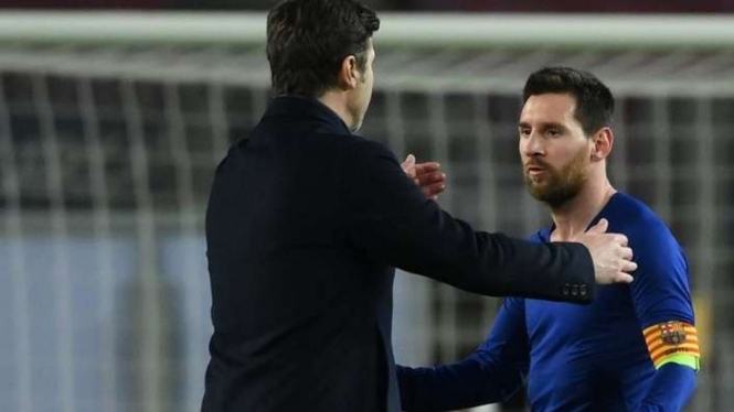 Pelatih PSG, Mauricio Pochettino, bersama kapten Barcelona, Lionel Messi. 