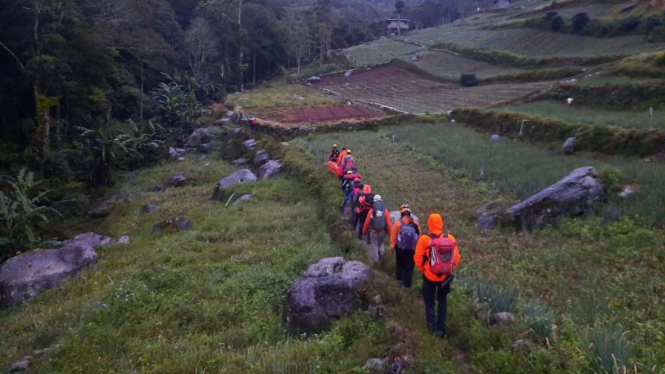 Tim SAR berusaha menjangkau lokasi jatuhnya pendaki Gunung Lompobattang.