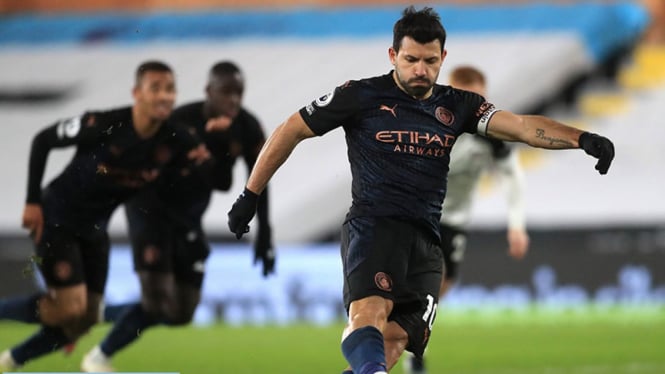 Sergio Aguero bobol gawang Fulham.