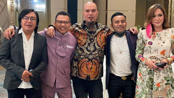 Ahmad Dhani dan Maia Estianty foto bareng di lamaran Atta dan Aurel.