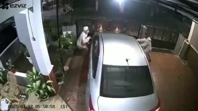 Pencurian kaca spion mobil