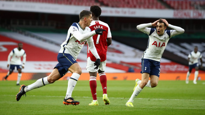 Gelandang Tottenham Hotspur, Erik Lamela rayakan gol ke gawang Arsenal