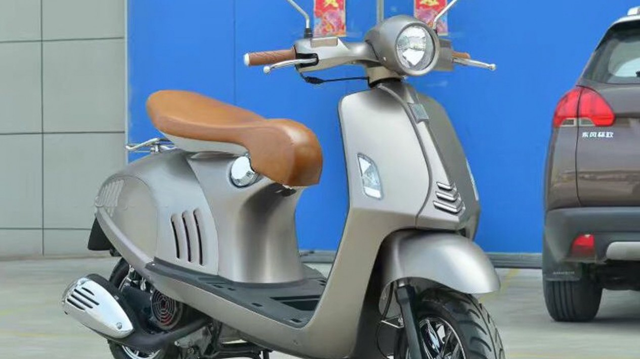 Vespa 946 Emporio Armani  Mobil klasik, Kendaraan, Mobil