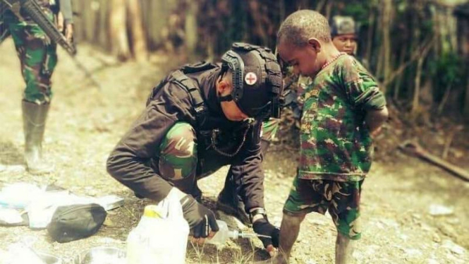 VIVA Militer: Satgas Pamtas Mobile Yonif PR 501/BY Kostrad menolong anak Papua