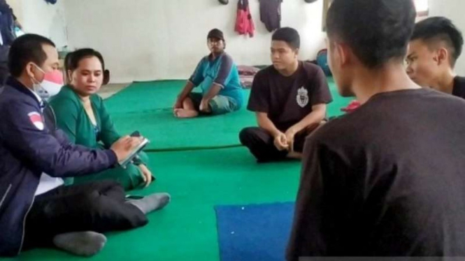 Badan Perlindungan Pekerja Migran (BP2MI) mengamankan lima tenaga kerja indonesia (TKI) ilegal di Desa Pasir Jambu, Sukaraja, Kabupaten Bogor, Jawa Barat, Senin, 15 Maret 2021.