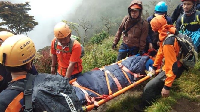 Tim Sar gabungan mengevakuasi pendaki yang jatuh dari jurang Gunung Lompobattang