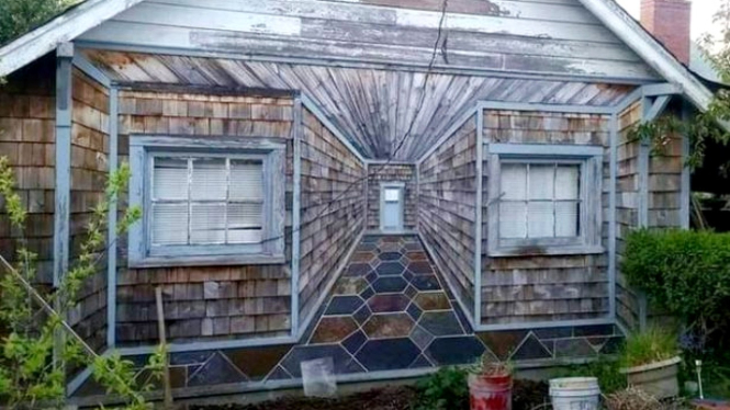 Foto Rumah dengan Ilusi Optik
