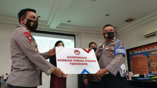 LPSK saat memberikan santunan korban bom bunuh diri di Mako Polrestabes Medan.