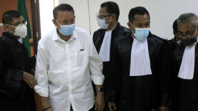 Wali Kota Kupang Periode 2012-2017 Jonas Salean (kedua kiri) berjalan bersama sejumlah kuasa hukumnya usai menjalani sidang putusan kasus dugaan bagi-bagi aset tanah pemerintah di Pengadilan Tipikor Kota Kupang, Rabu, 17 Maret 2021.