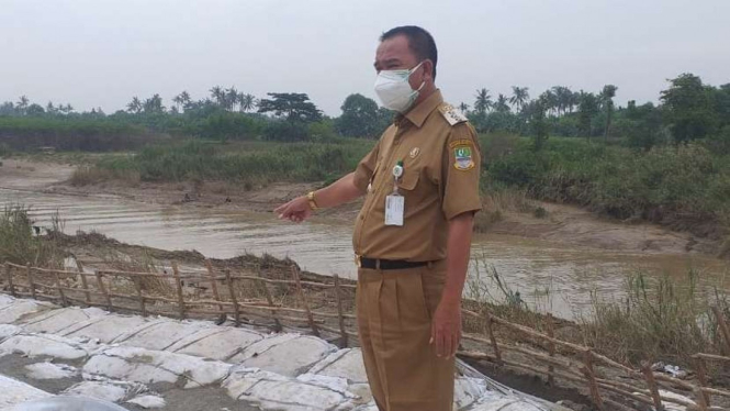 Lokasi tanggul yang rusak akibat banjir Sungai Citarum.