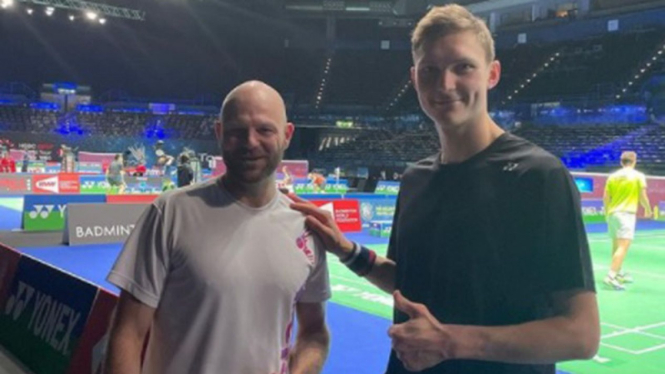 Asisten pelatih Tim Bulutangkis Denmark, Thomas Stavngaard dan Viktor Axelsen.