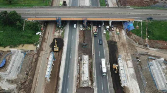 Pembangunan girder jembatan KM 158 Tol Cipali.