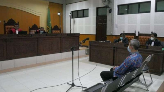 Terdakwa korupsi dana PNBP UPT Asrama Haji Embarkasi Lombok tahun 2019, Abdurrazak, duduk di kursi pesakitan mendengarkan putusannya yang dibacakan majelis hakim Pengadilan Negeri Tipikor Mataram, NTB, Rabu, 17 Maret 2021.