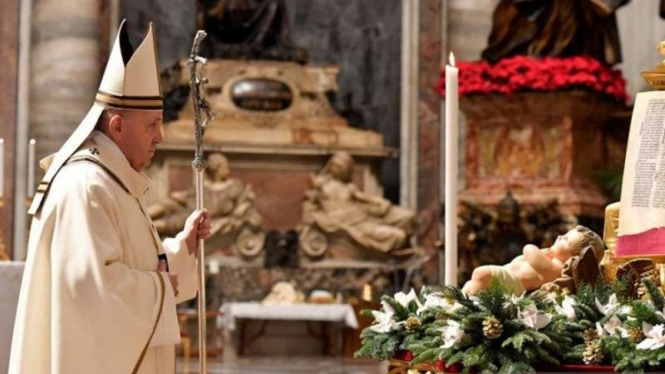Paus Fransiskus di Basilika Santo Petrus di Vatikan, 24 Desember 2020.