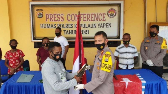 Komandan Kelompok Kriminal Bersenjata (KKB) wilayah Kosiwo Kepulauan Yapen, Noak Orarei, menyatakan sikap kembali ke pangkuan NKRI pada Rabu, 17 Maret 2021.