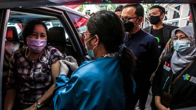 Lansia di Kota Bogor Disuntik Vaksin Lewat Drive Thru