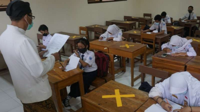 Simulasi kegiatan belajar dan mengajar secara tatap muka di salah satu sekolah di SMPN 13 Solo, Jawa Tengah.