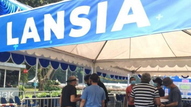 Pelaksanaan vaksinasi warga lansia di Istora Senayan, Jakarta. Pelaksanaan vaksinasi warga lansia di Istora Senayan, Jakarta.