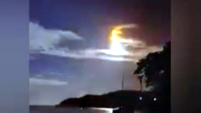 Video ledakan di langit yang diduga meteor jatuh