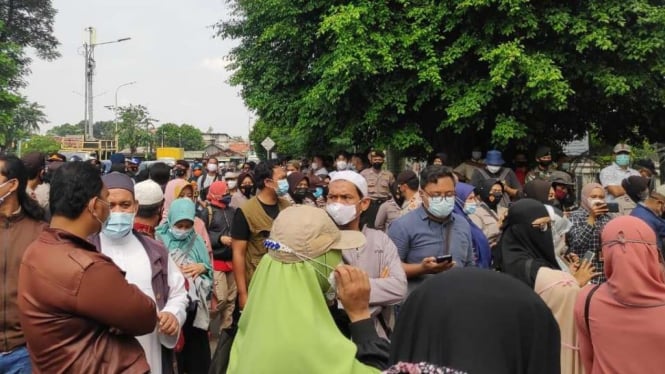 Kerumunan Simpatisan Habib Rizieq di depan PN Jakarta Timur.