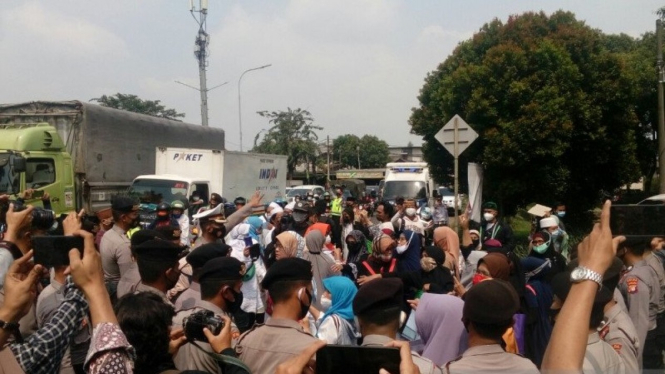 Simpatisan Habib Rizieq di depan PN Jakarta Timur