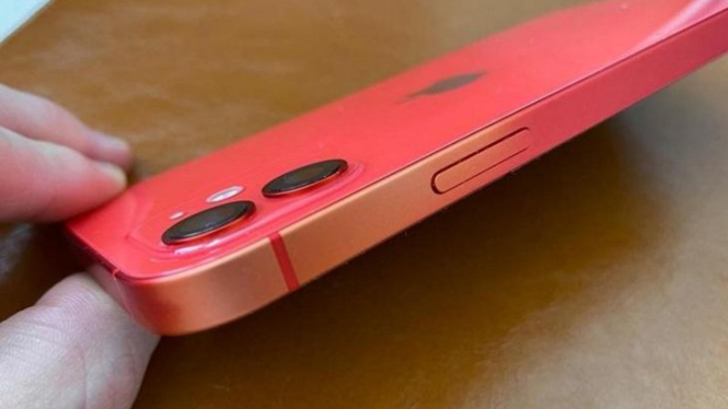 Warna merah di bodi iPhone 12 memudar.