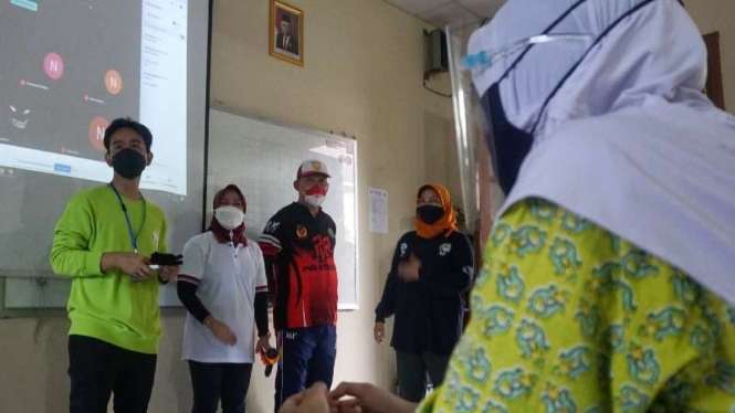 Wali Kota Gibran Rakabuming Raka saat meninjau kegiatan simulasi pembelajaran secara tatap muka di satu sekolah di Solo, Kamis, 18 Maret 2021.