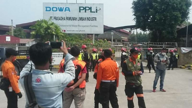 Sejumlah warga mendatangi pabrik pengelolaan limbah B3 PT Prasadha Pamunah Limbah Industri di Desa Nambo, Kecamatan Klapanunggal, Kabupaten Bogor, gara-gara bau busuk dari pabrik itu, Sabtu, 20 Maret 2021.