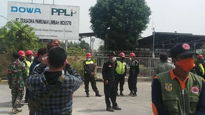Sejumlah warga mendatangi pabrik pengelolaan limbah B3 PT Prasadha Pamunah Limbah Industri di Desa Nambo, Kecamatan Klapanunggal, Kabupaten Bogor, gara-gara bau busuk dari pabrik itu, Sabtu, 20 Maret 2021.