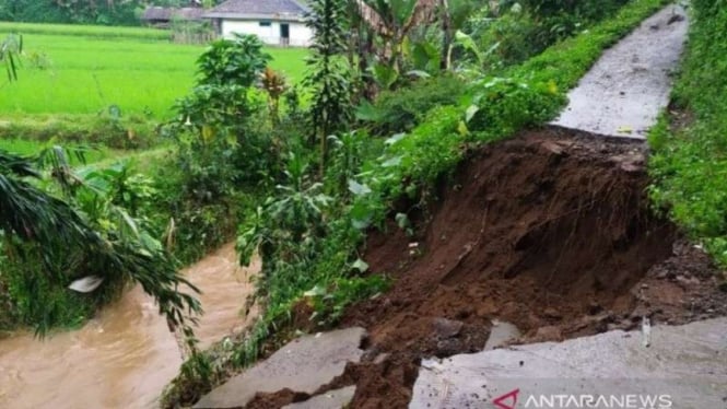 Jalan penghubung antardesa di Kampung Pasir Manis, Desa Sukajembar, Kecamatan Sukanagara, Cianjur, Jawa Barat, ambles akibat longsor, sehingga tidak dapat dilalui, Sabtu, 20 Maret 2021.