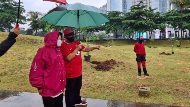 Ketua Dewan Pimpinan Pusat PDIP Tri Rismaharini alias Risma meninjau lokasi penanaman pohon di area hutan kota Gelora Bung Karno (GBK) Senayan, Jakarta, Sabtu sore, 20 Maret 2021.