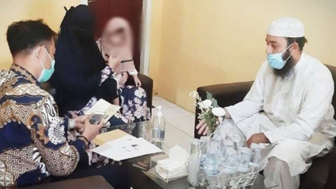 Petugas Kantor Imigrasi Sampit saat mengecek dan mewawancarai Juan Ignacio Paillaleo Perez alias Umar dan Aulia Fitriani Nasution di Pangkalan Bun, Sabtu, 20 Maret 2021.