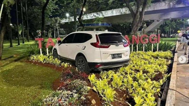 Sebuah mobil Honda CRV warna putih masuk ke Taman Semanggi, Jakarta.